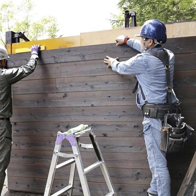 A gate is installed on a Mount Fuji trail to control crowds, but governor says more measures needed